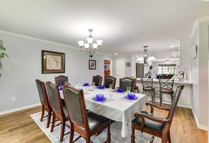 Expansive Fayetteville Retreat: 11 Mi To U Of A!