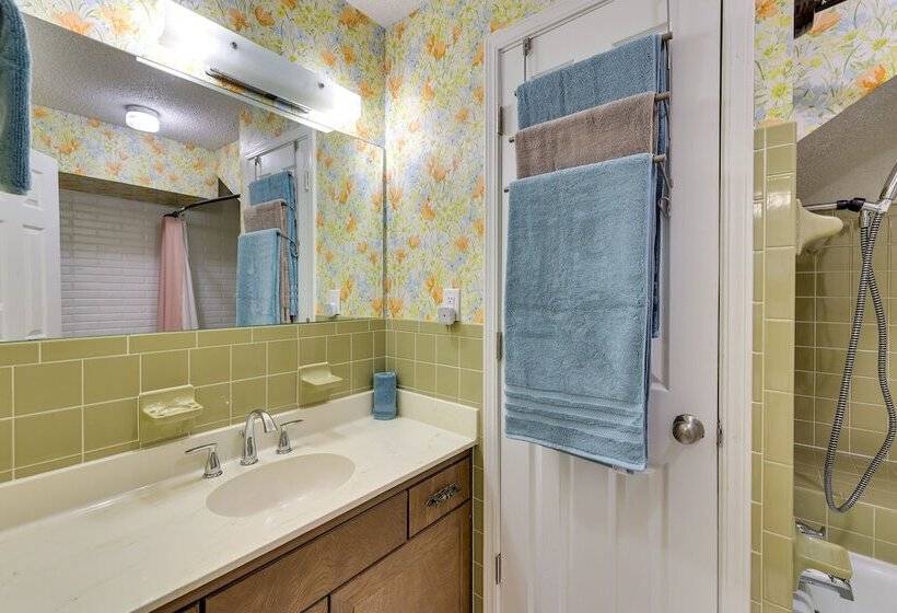 Expansive Fayetteville Retreat: 11 Mi To U Of A!