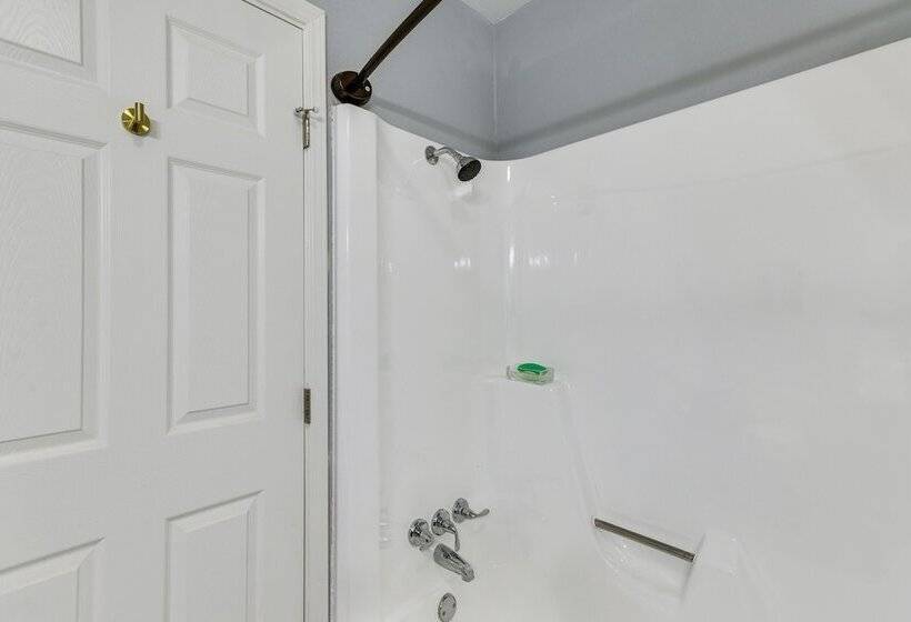 Expansive Fayetteville Retreat: 11 Mi To U Of A!