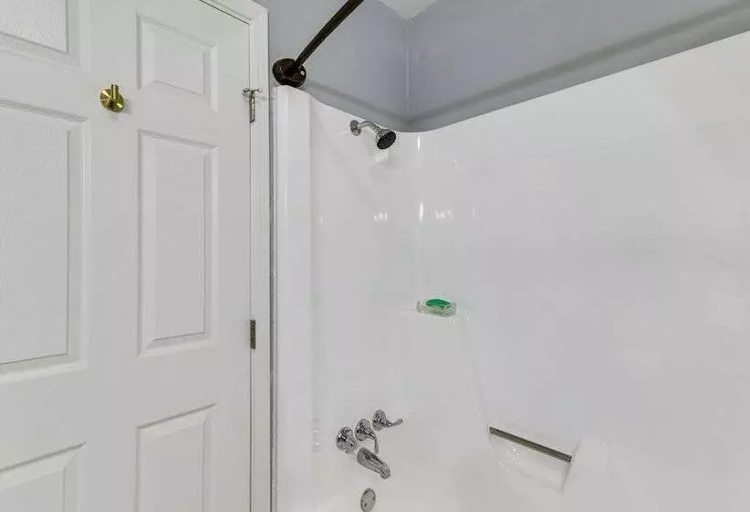 Expansive Fayetteville Retreat: 11 Mi To U Of A!