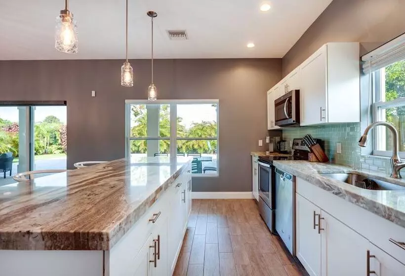 Florida Gem: Saltwater Pool By Beaches & Kayaking!