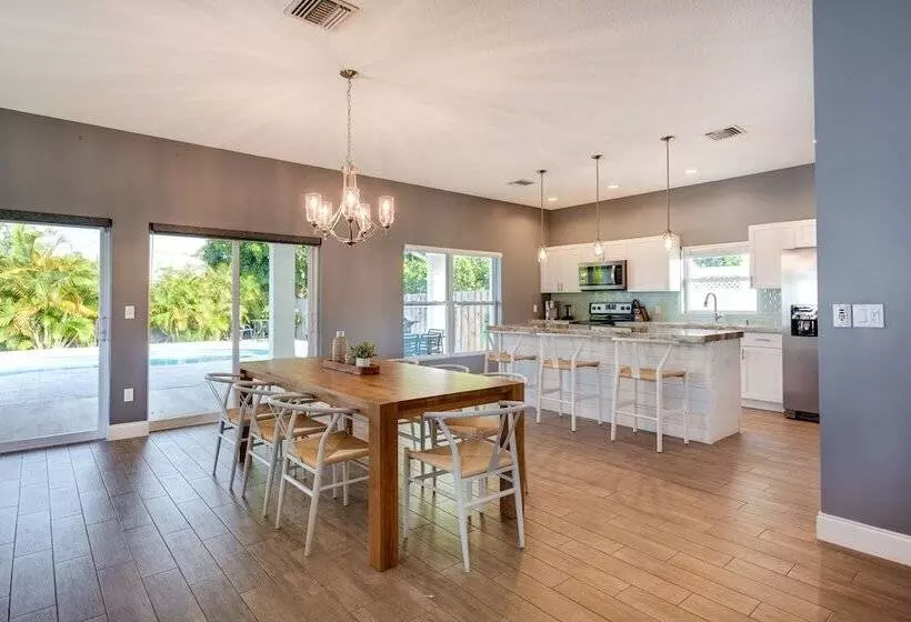 Florida Gem: Saltwater Pool By Beaches & Kayaking!