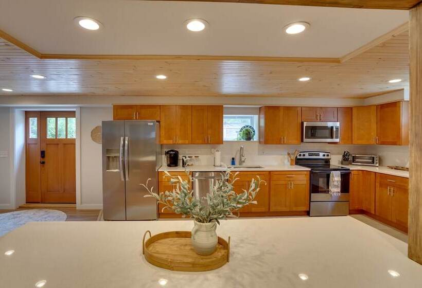 Hot Tub, Fire Pit: Pet Friendly Freehold Home!