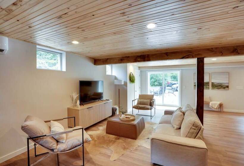 Hot Tub, Fire Pit: Pet Friendly Freehold Home!