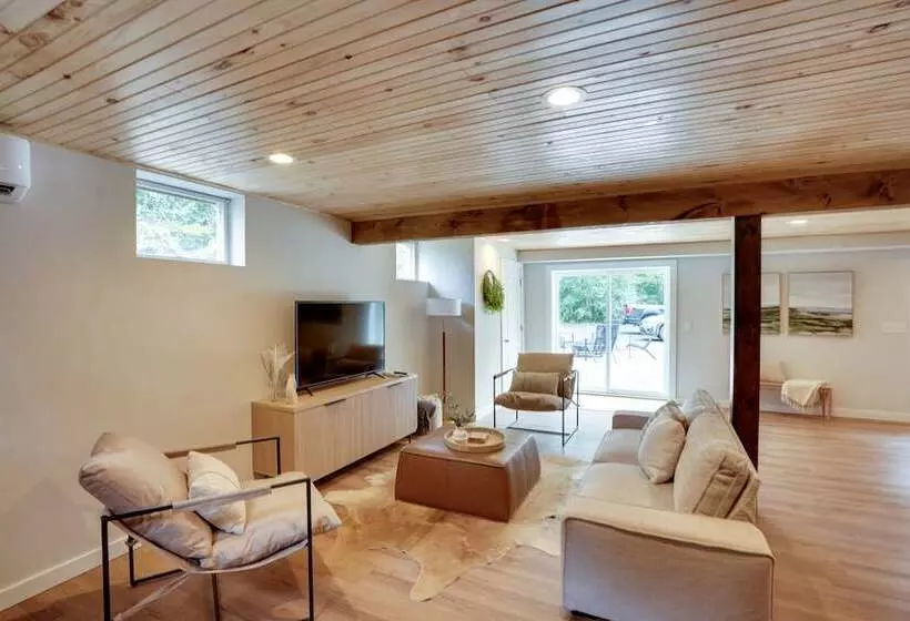 Hot Tub, Fire Pit: Pet Friendly Freehold Home!