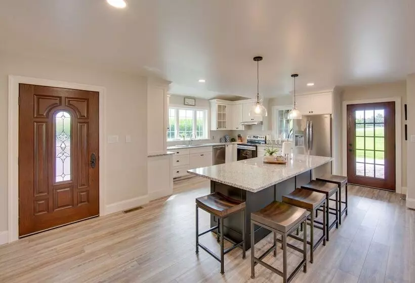 Gorgeous Ronks Retreat: Patio, Grill & Fireplace!