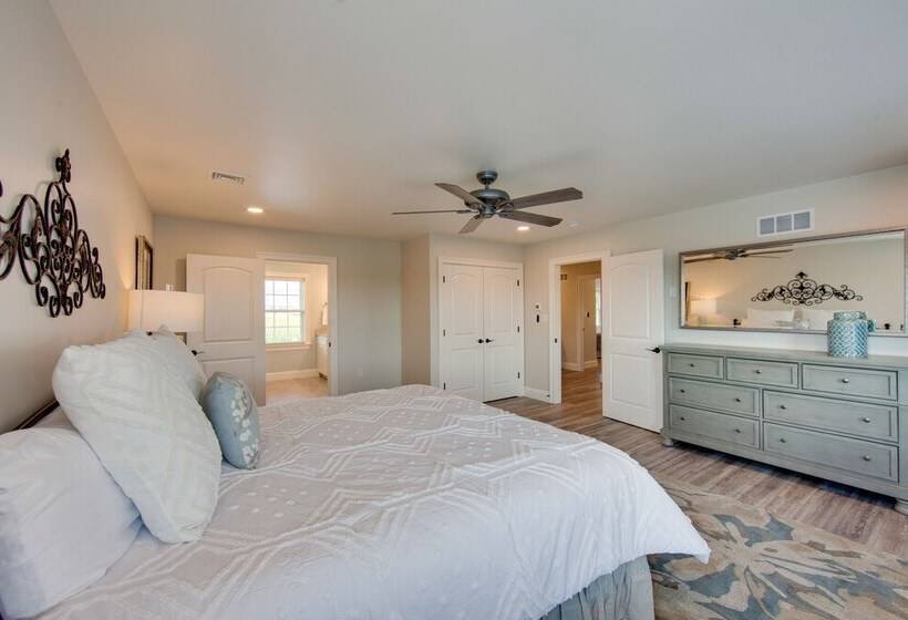 Gorgeous Ronks Retreat: Patio, Grill & Fireplace!