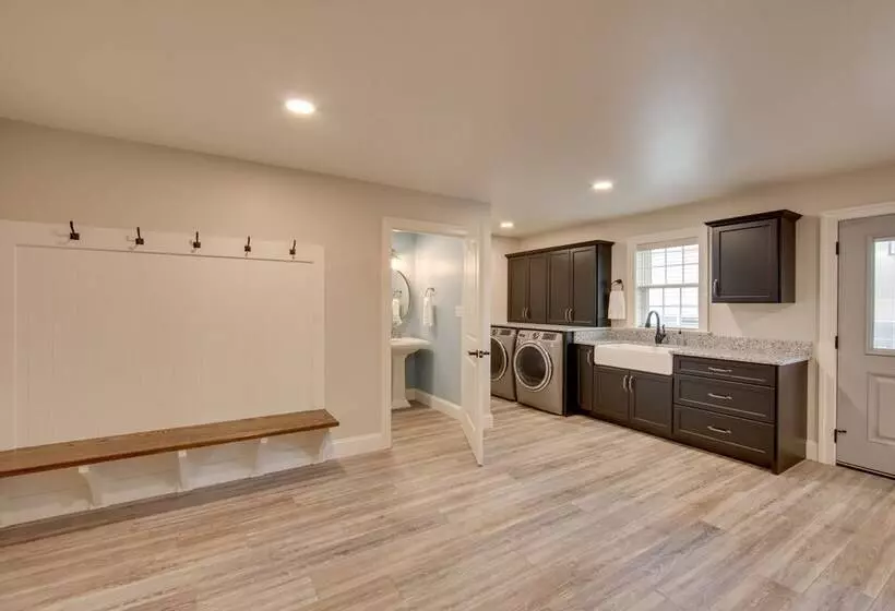 Gorgeous Ronks Retreat: Patio, Grill & Fireplace!