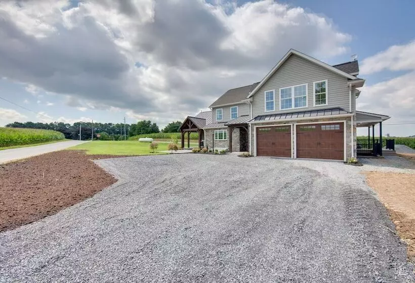 Gorgeous Ronks Retreat: Patio, Grill & Fireplace!