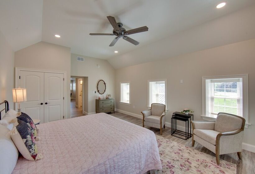 Gorgeous Ronks Retreat: Patio, Grill & Fireplace!