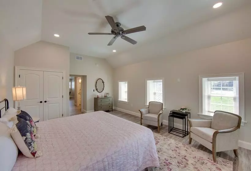 Gorgeous Ronks Retreat: Patio, Grill & Fireplace!