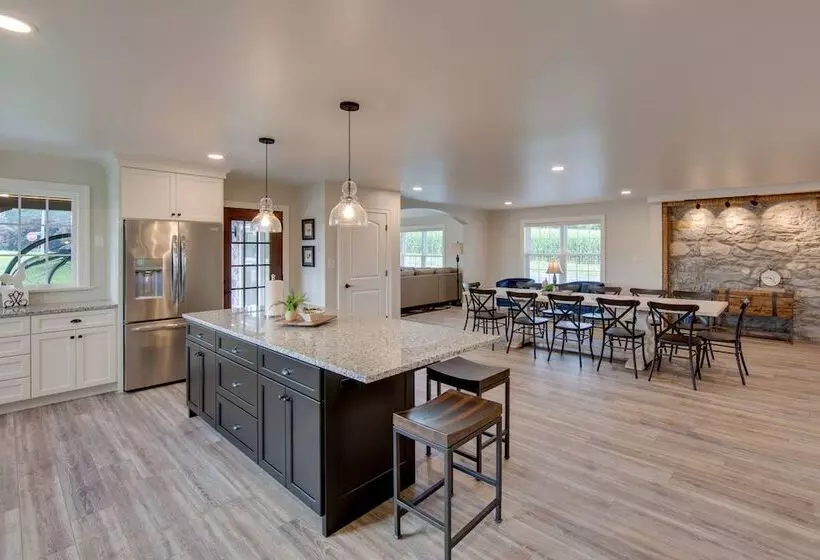 Gorgeous Ronks Retreat: Patio, Grill & Fireplace!