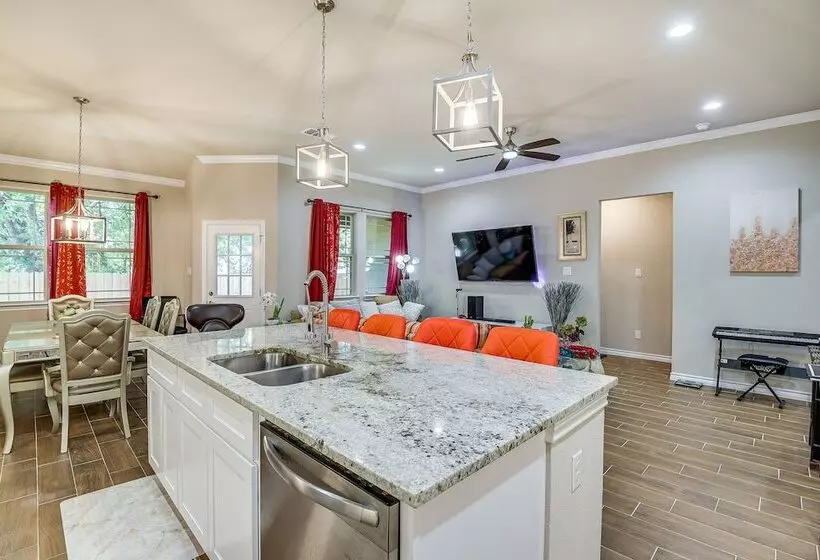 Grand Prairie Gem W/ Yard ~ 5 Mi To At&t Stadium!