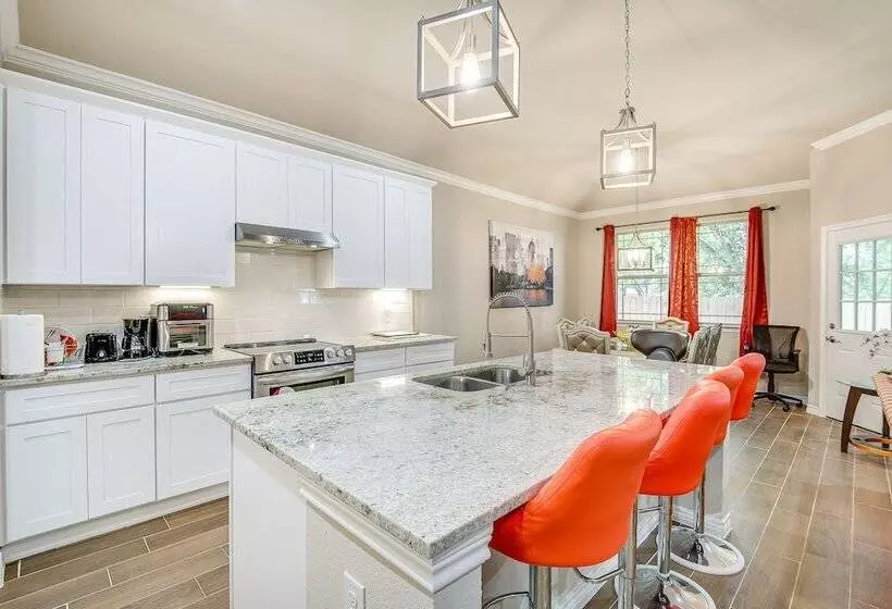 Grand Prairie Gem W/ Yard ~ 5 Mi To At&t Stadium!