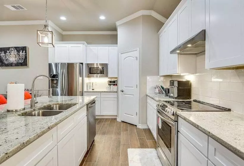 Grand Prairie Gem W/ Yard ~ 5 Mi To At&t Stadium!