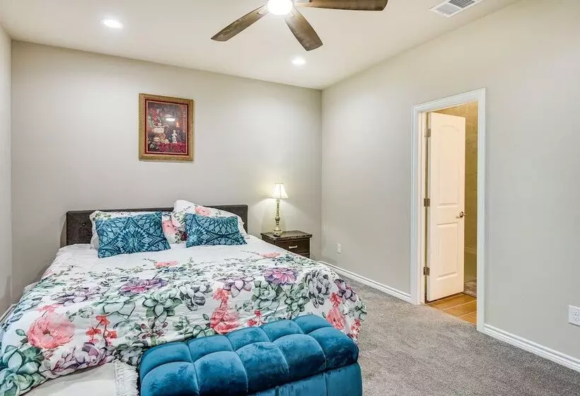 Grand Prairie Gem W/ Yard ~ 5 Mi To At&t Stadium!