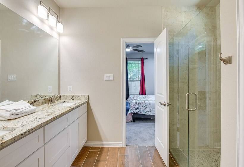 Grand Prairie Gem W/ Yard ~ 5 Mi To At&t Stadium!