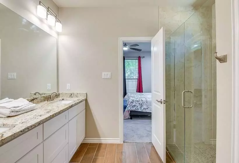 Grand Prairie Gem W/ Yard ~ 5 Mi To At&t Stadium!