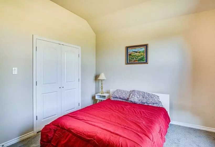 Grand Prairie Gem W/ Yard ~ 5 Mi To At&t Stadium!