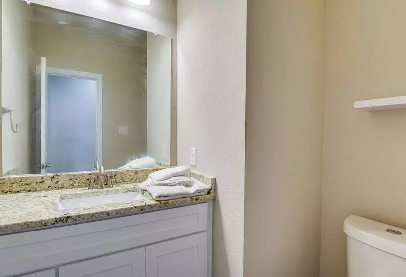 Grand Prairie Gem W/ Yard ~ 5 Mi To At&t Stadium!