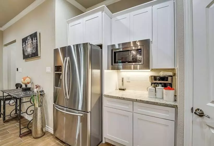 Grand Prairie Gem W/ Yard ~ 5 Mi To At&t Stadium!