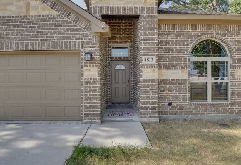 Grand Prairie Gem W/ Yard ~ 5 Mi To At&t Stadium!