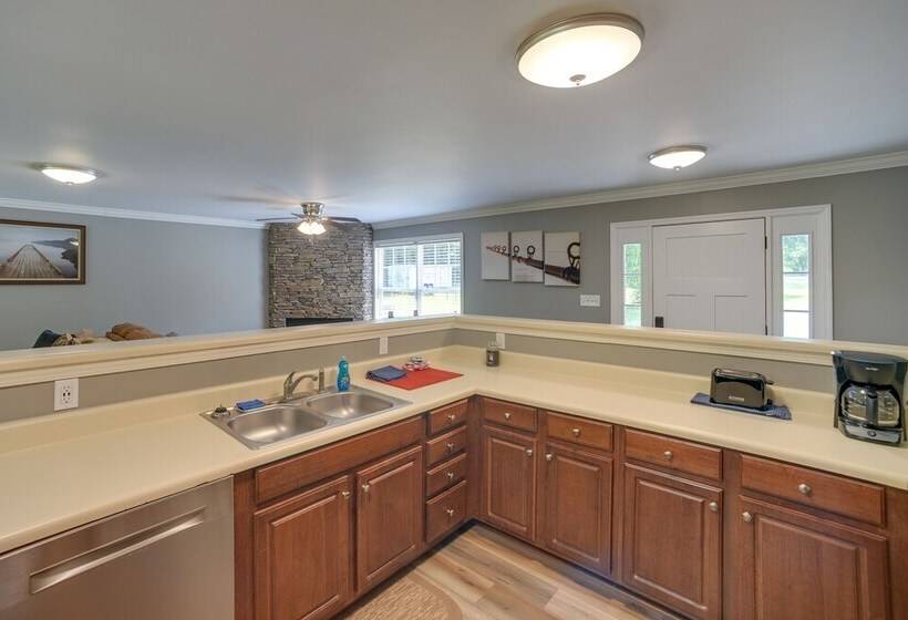 Guntersville Lake House: Dock & Boat Ramp Access!