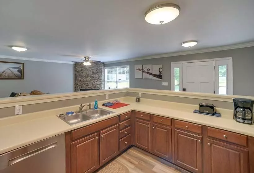 Guntersville Lake House: Dock & Boat Ramp Access!