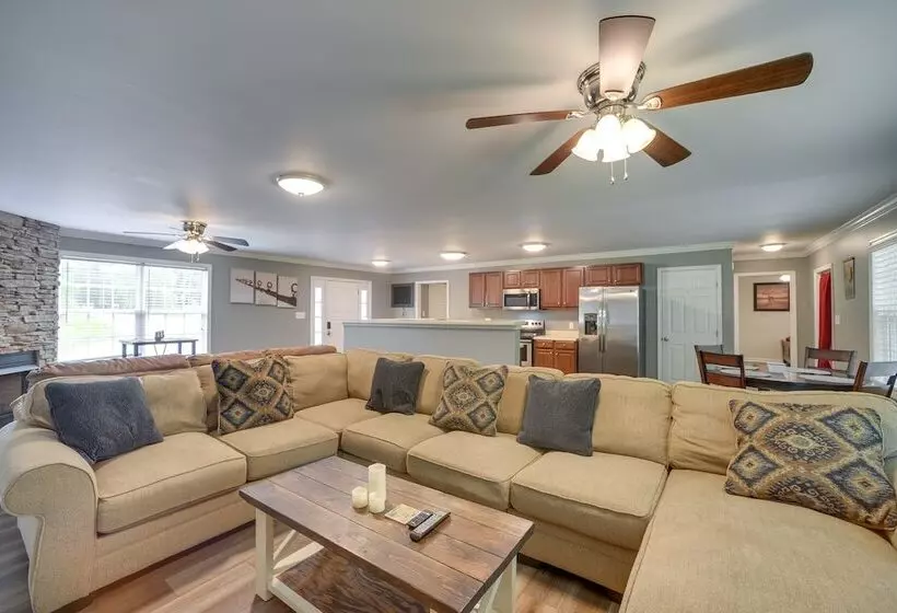 Guntersville Lake House: Dock & Boat Ramp Access!