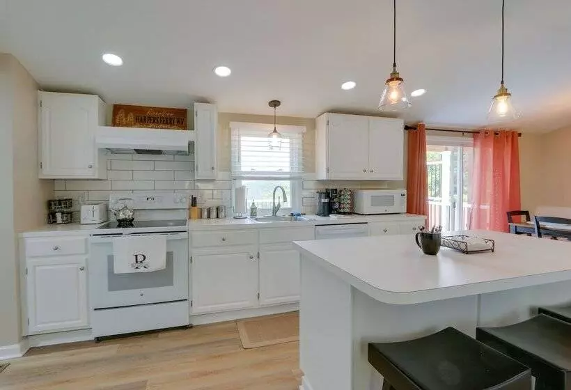 Harpers Ferry Home W/ Private Pool & Hot Tub!