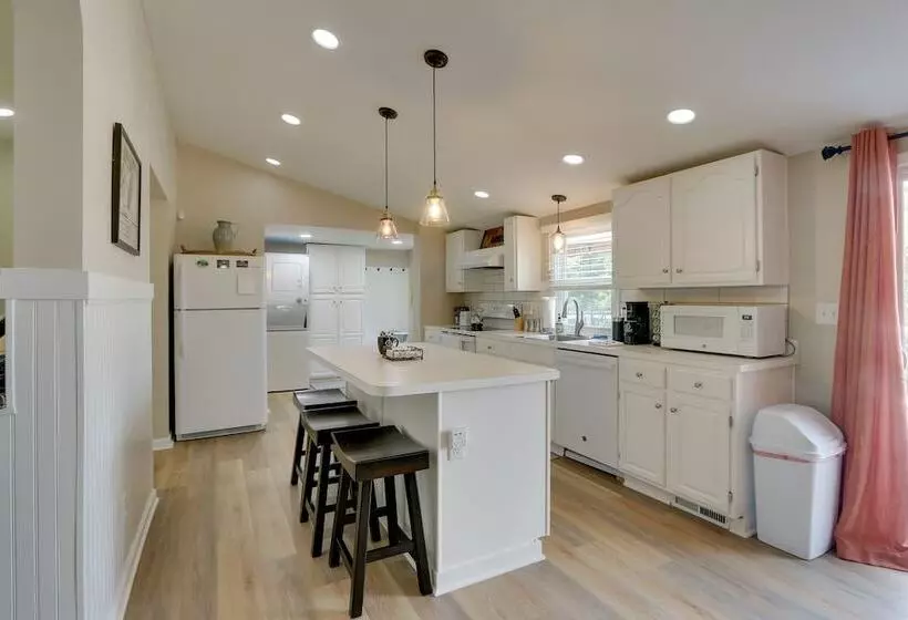 Harpers Ferry Home W/ Private Pool & Hot Tub!