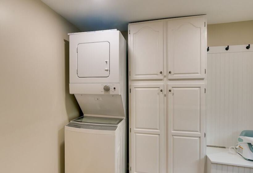 Harpers Ferry Home W/ Private Pool & Hot Tub!