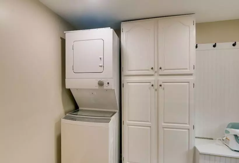 Harpers Ferry Home W/ Private Pool & Hot Tub!