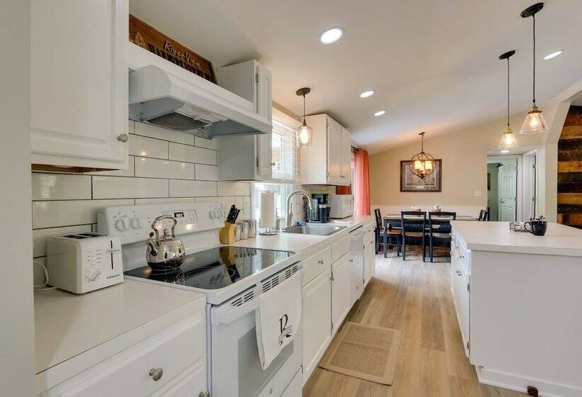 Harpers Ferry Home W/ Private Pool & Hot Tub!