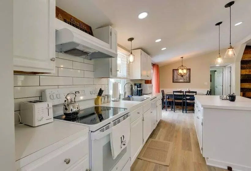 Harpers Ferry Home W/ Private Pool & Hot Tub!