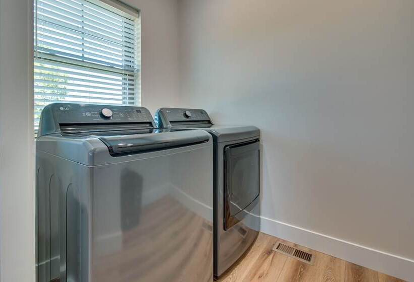 Idyllic Williamstown Retreat W/ Hot Tub & Pool!