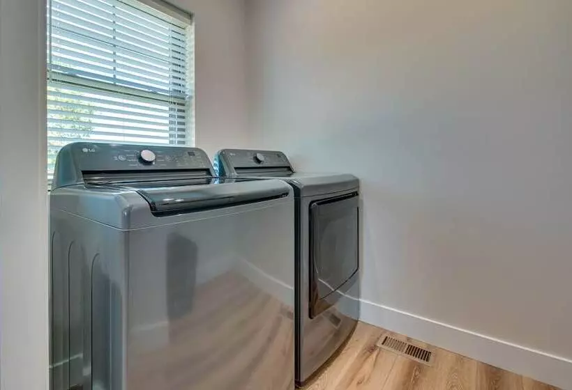 Idyllic Williamstown Retreat W/ Hot Tub & Pool!