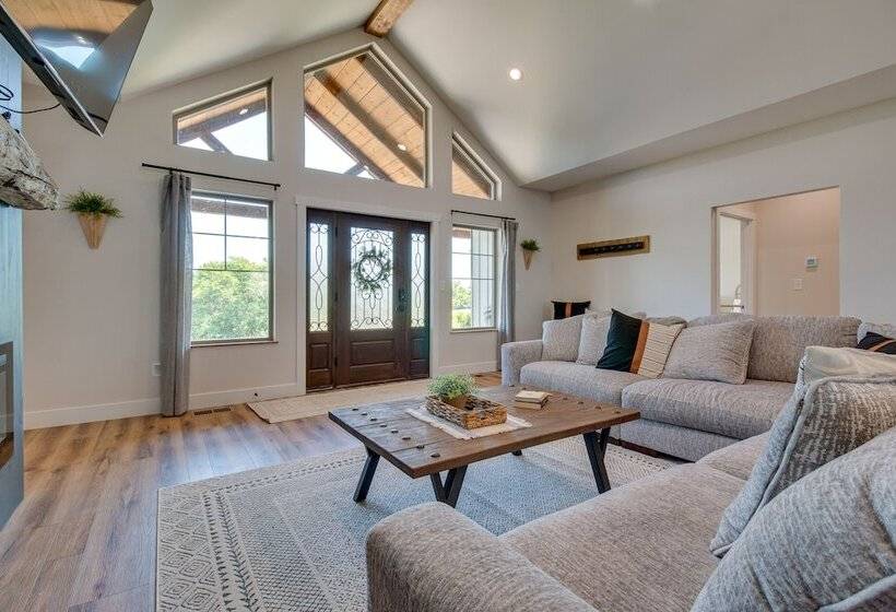 Idyllic Williamstown Retreat W/ Hot Tub & Pool!