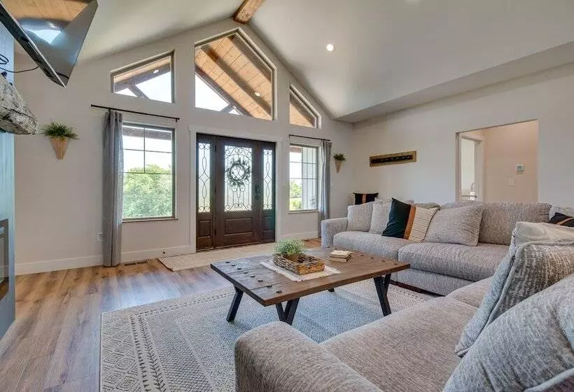 Idyllic Williamstown Retreat W/ Hot Tub & Pool!