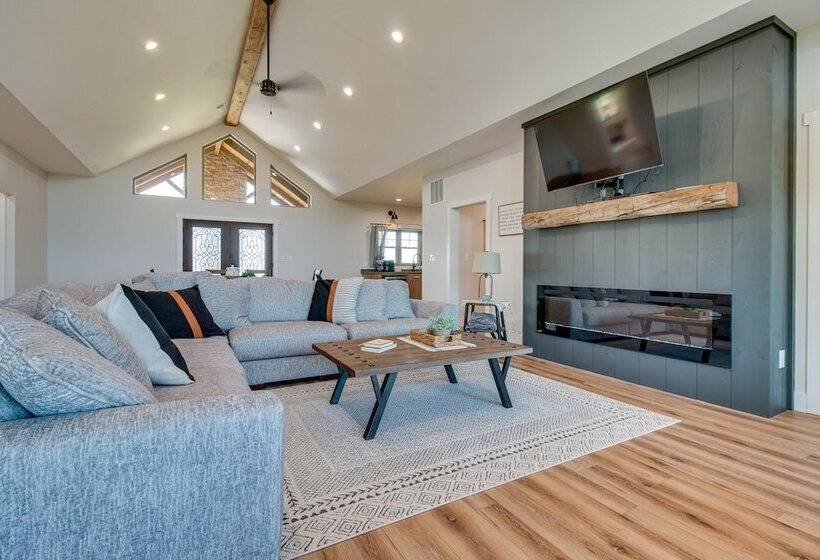 Idyllic Williamstown Retreat W/ Hot Tub & Pool!