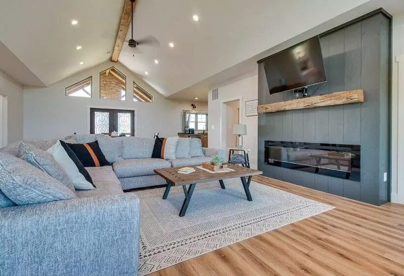Idyllic Williamstown Retreat W/ Hot Tub & Pool!