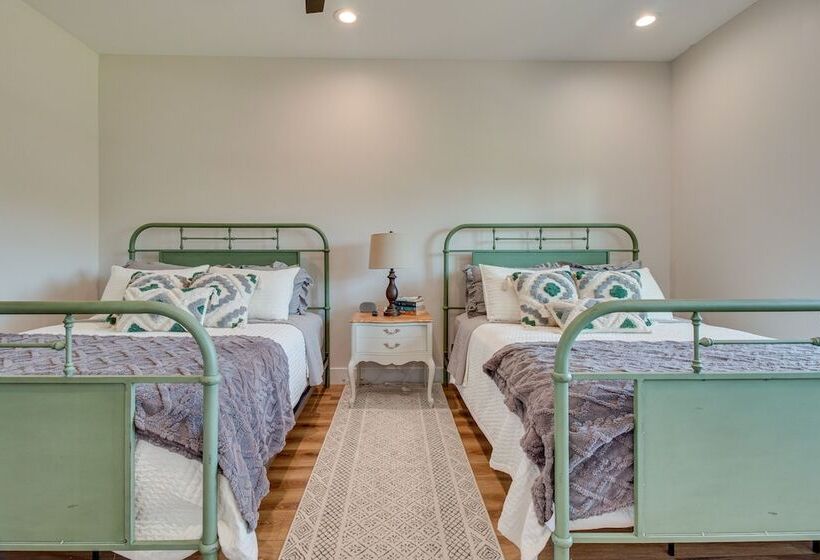 Idyllic Williamstown Retreat W/ Hot Tub & Pool!