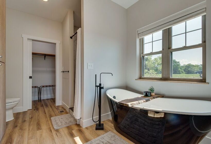 Idyllic Williamstown Retreat W/ Hot Tub & Pool!