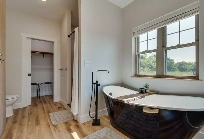 Idyllic Williamstown Retreat W/ Hot Tub & Pool!