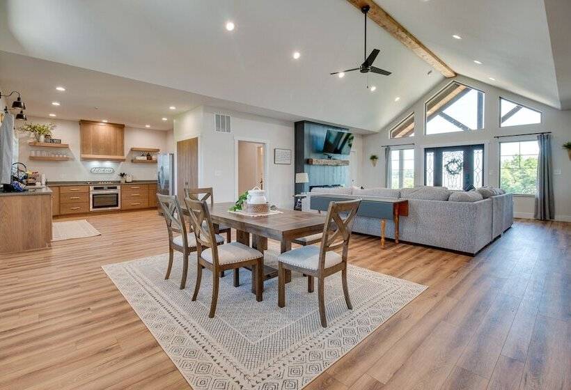 Idyllic Williamstown Retreat W/ Hot Tub & Pool!