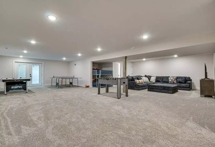 Idyllic Williamstown Retreat W/ Hot Tub & Pool!