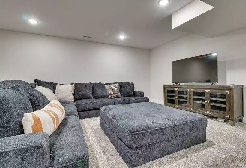 Idyllic Williamstown Retreat W/ Hot Tub & Pool!
