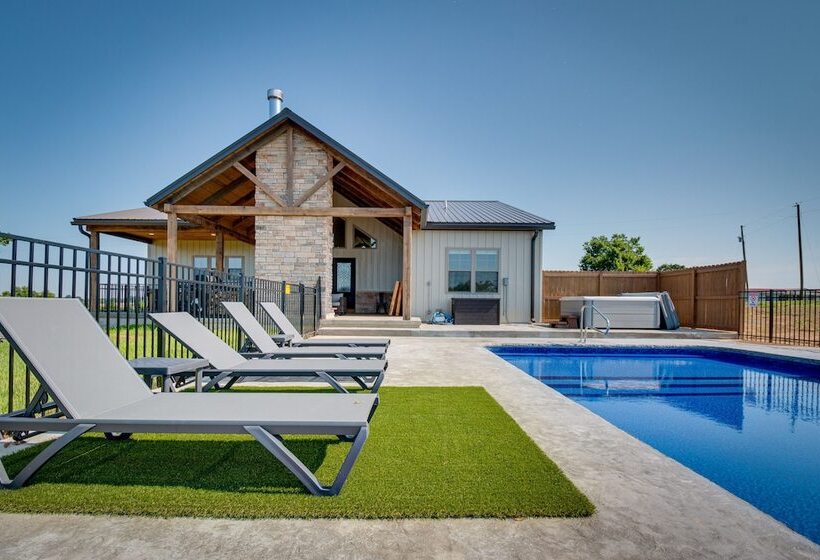 Idyllic Williamstown Retreat W/ Hot Tub & Pool!