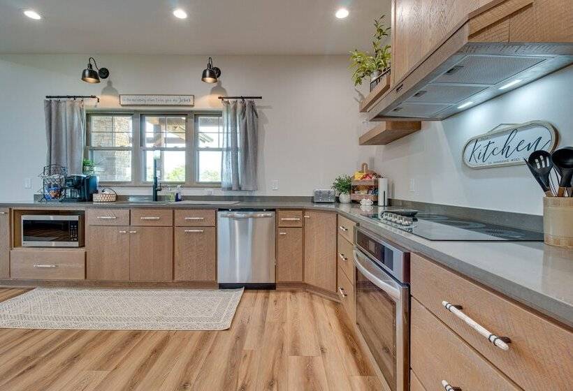 Idyllic Williamstown Retreat W/ Hot Tub & Pool!