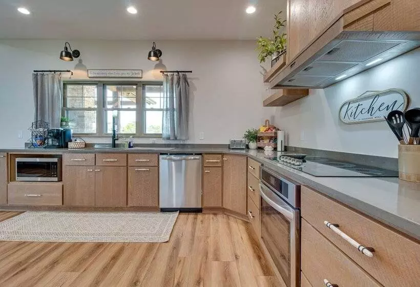 Idyllic Williamstown Retreat W/ Hot Tub & Pool!